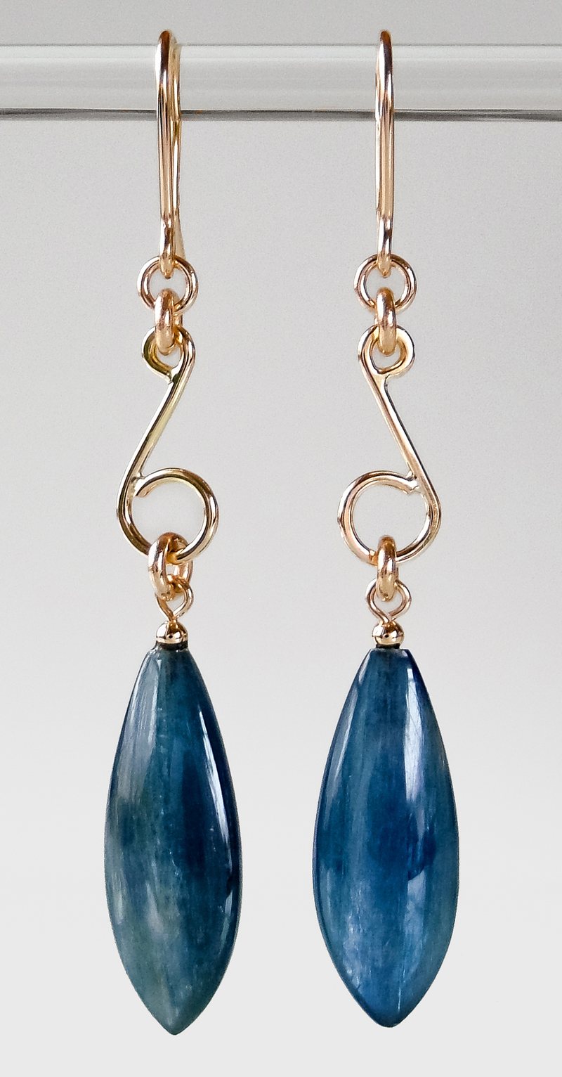 Perfume, chlorine and gyms do more damage than time. Four habits that prevent mo